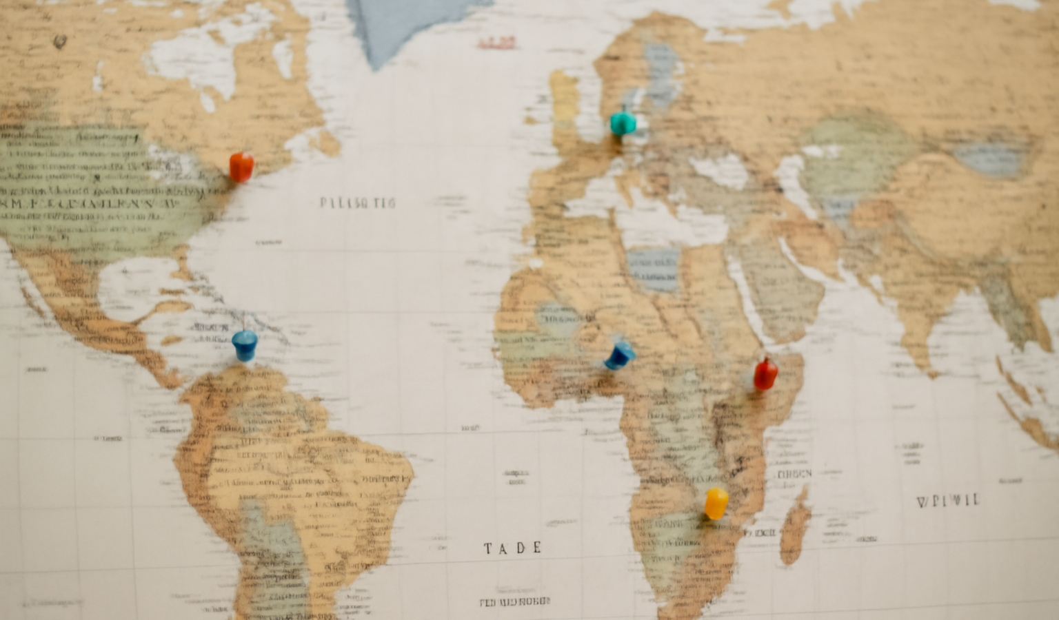 carte du monde avec épingles de localisation