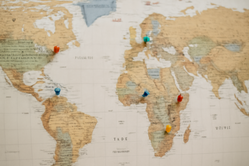 carte du monde avec épingles de localisation