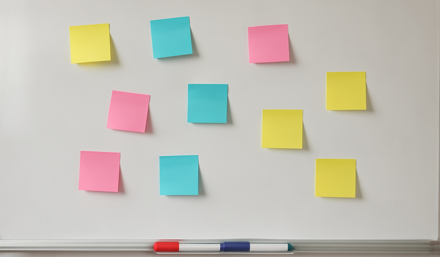 tableau blanc avec post-its et marqueurs